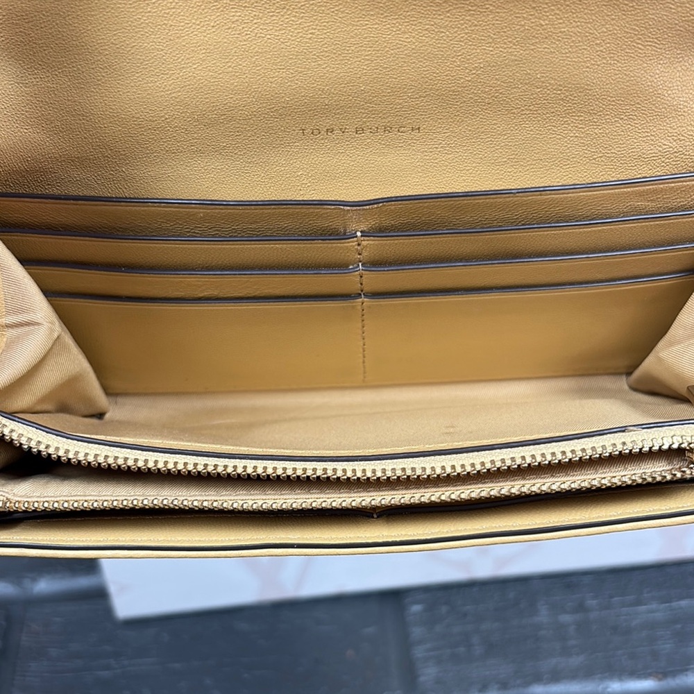 Tory Burch Kira Leather Envelope Wallet - Picture 13 of 16